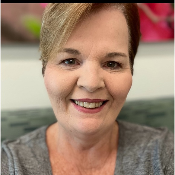 Meet your Posher, Jennifer - Picture 1 of 16